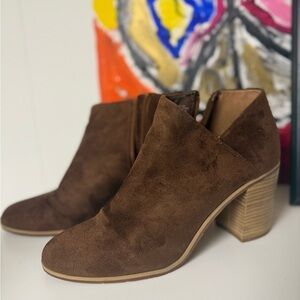 Like new. Brown booties.